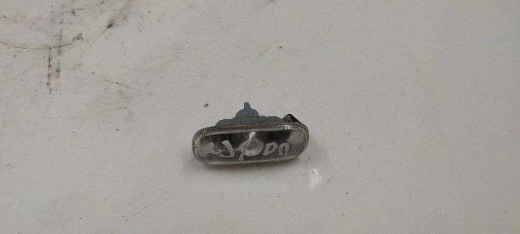 Front fender indicator light 8E0945127