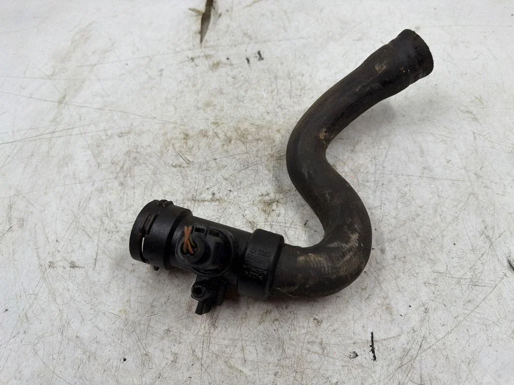 Engine coolant pipe/hose