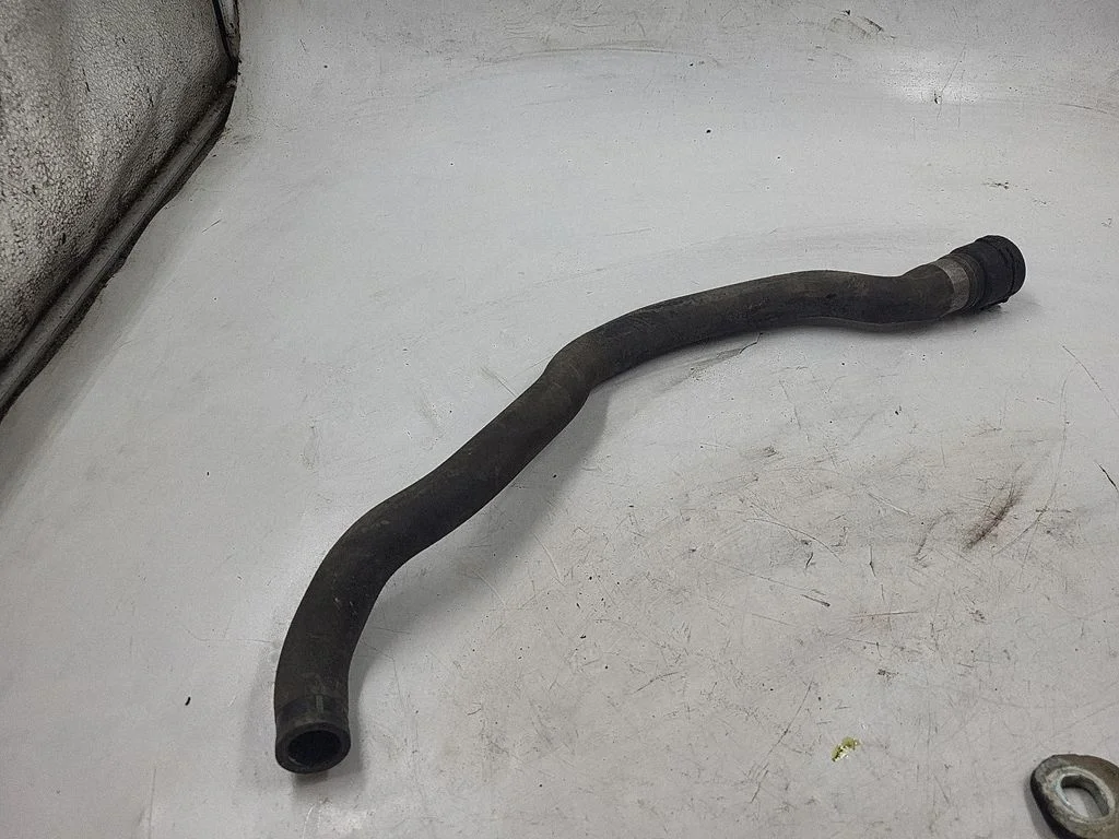 Engine coolant pipe/hose