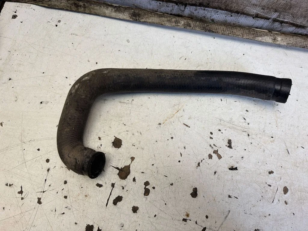 Engine coolant pipe/hose 811121051E