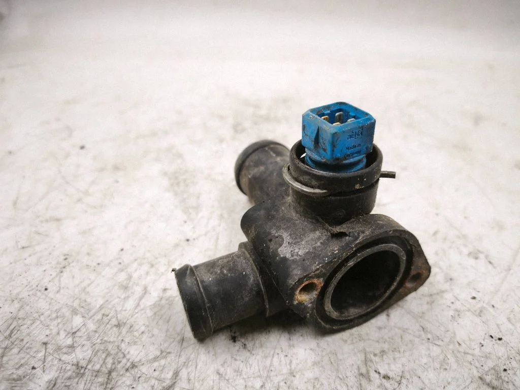 Engine coolant pipe/hose