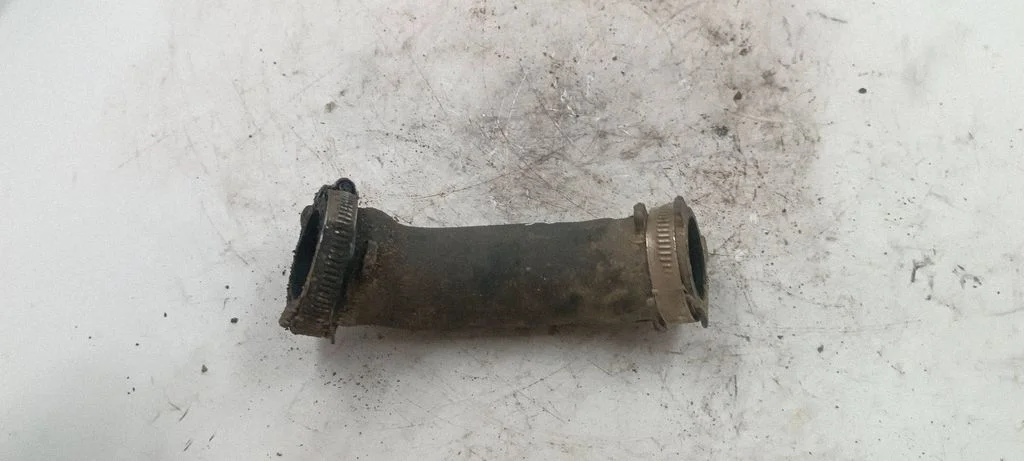 Engine coolant pipe/hose 25T01