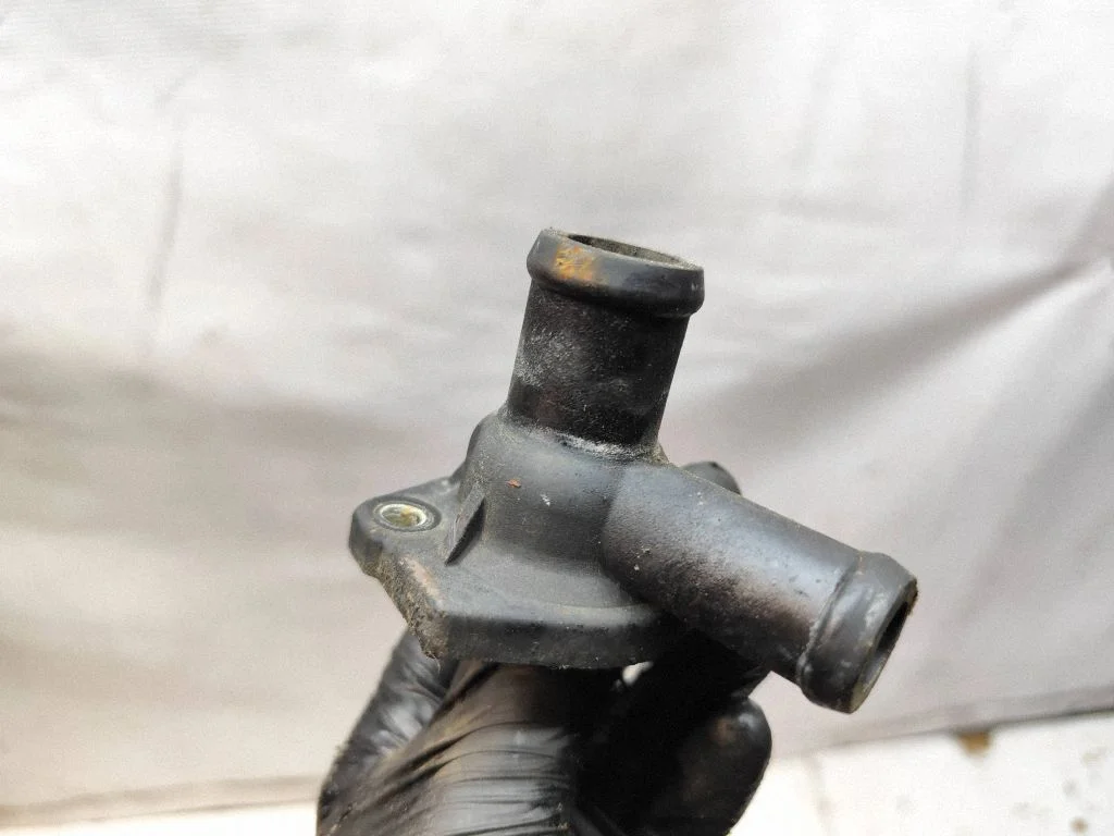 Engine coolant pipe/hose