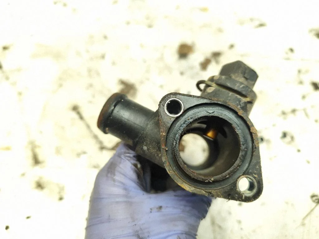 Engine coolant pipe/hose