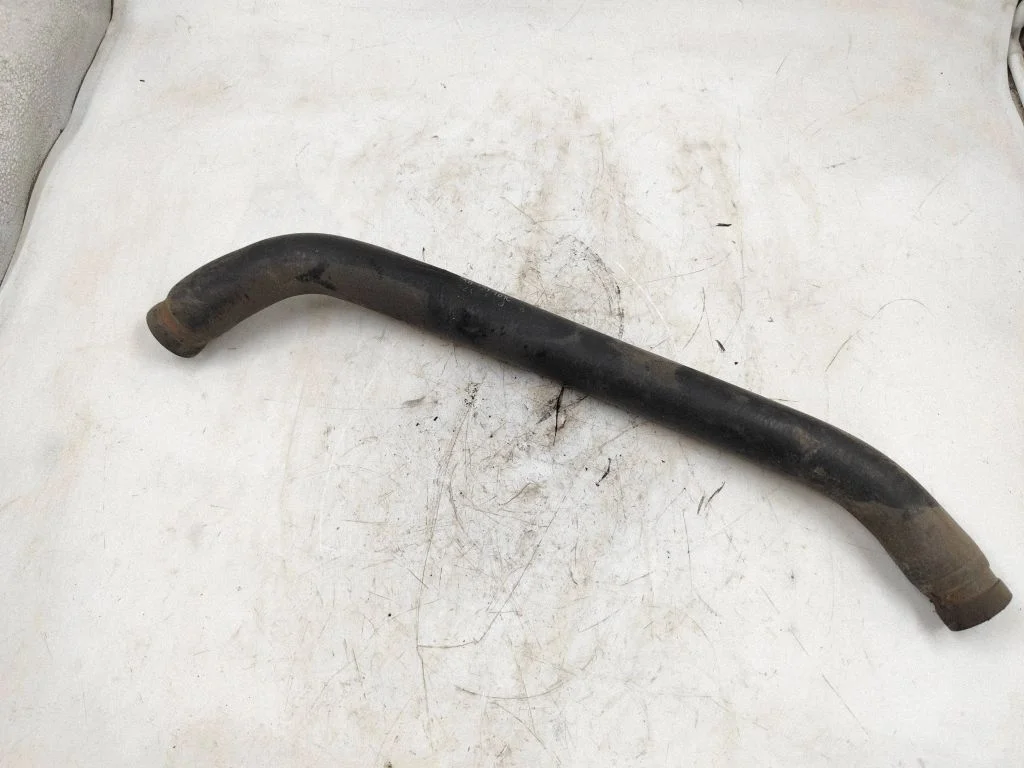 Engine coolant pipe/hose 8A0121101C