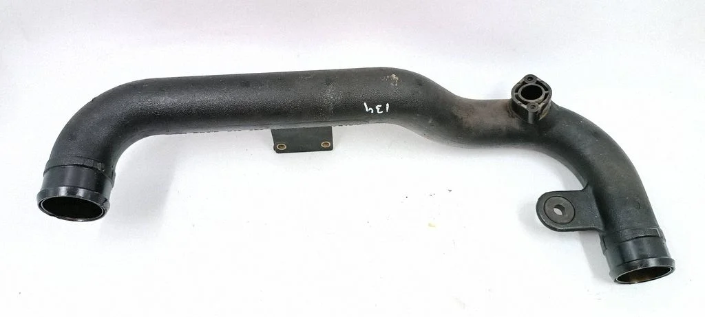 Vahejahuti voolik (-ud)/ toru (-d) 8D0145840A