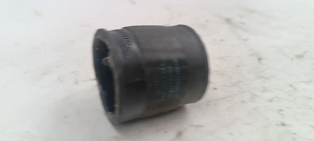 Vahejahuti voolik (-ud)/ toru (-d) 1H0145834E