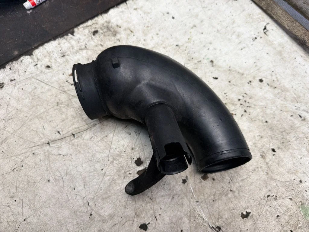 Air intake duct part – BMW 5 Series E60 E61 (2004-2010)