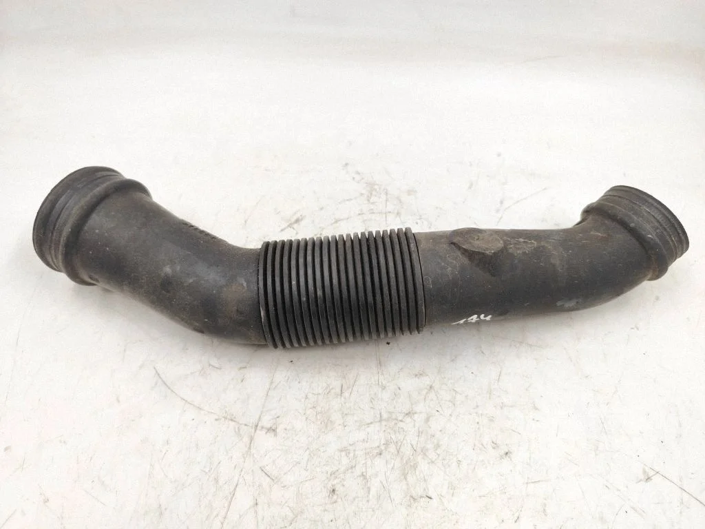 Air intake hose/pipe 06B129627