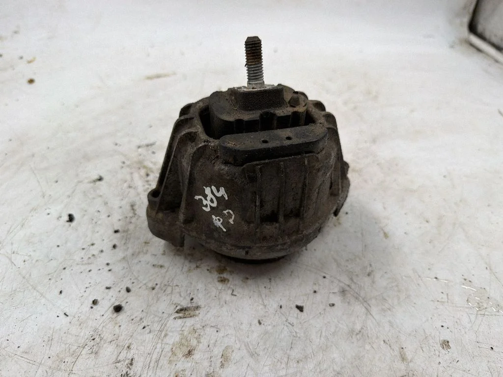 Engine mount bracket – front right