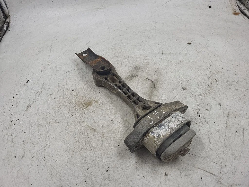 Engine mount bracket
