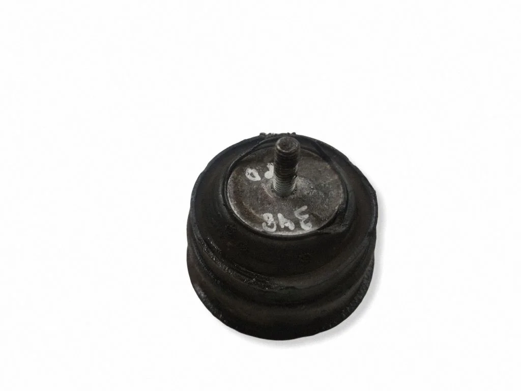 Engine mount bracket – front right