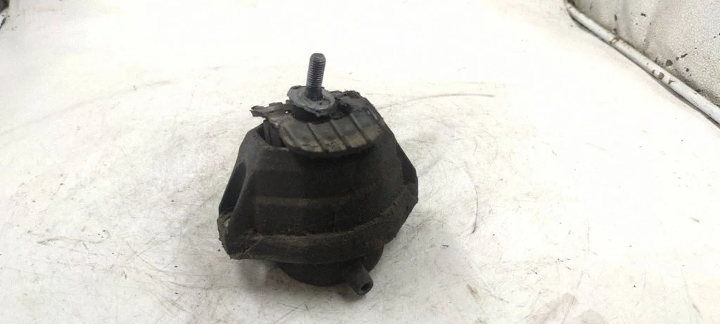 Dzinēja spilvens – BMW 5. sērija E60 E61 (2004-2010)