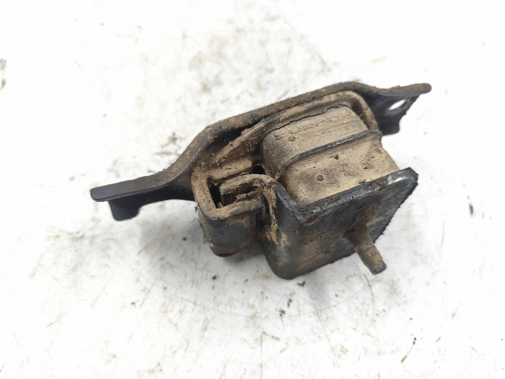 Engine mount bracket 41022FA000