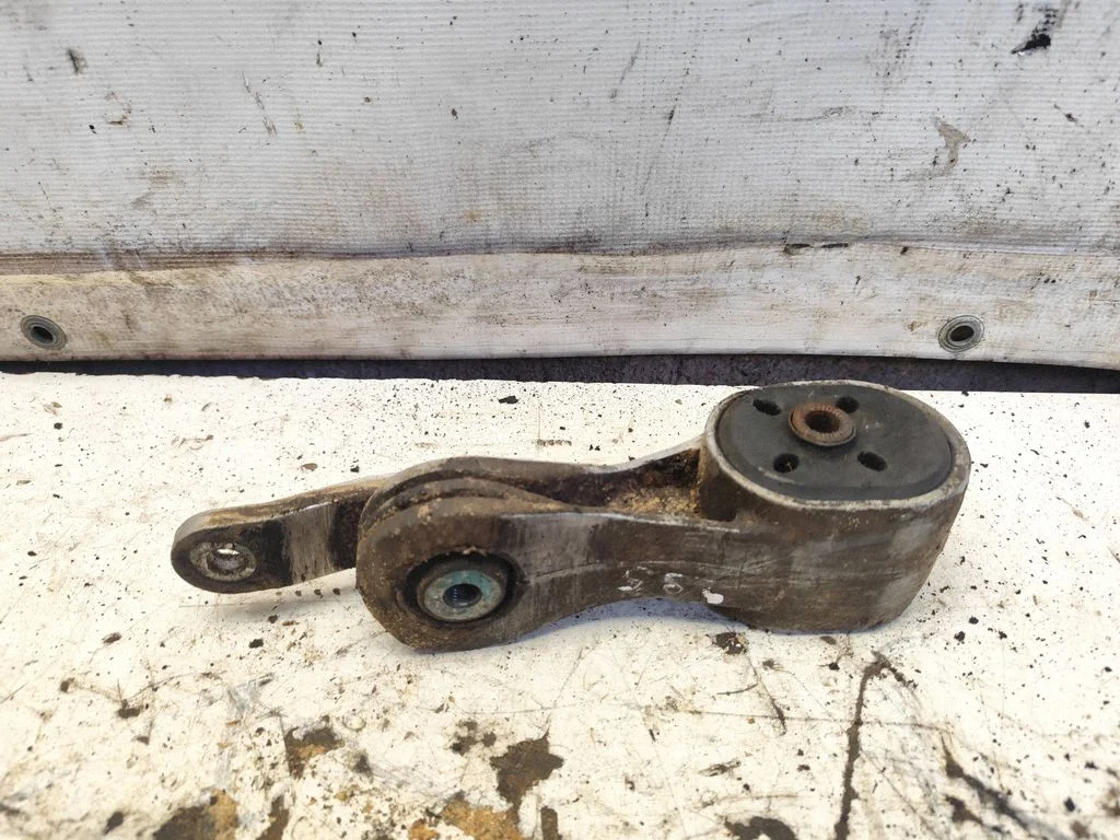 Engine mount bracket – Seat Alhambra (Mk1) (1996-2010)
