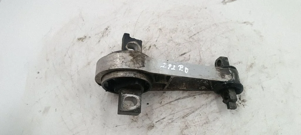 Engine mount bracket – front right