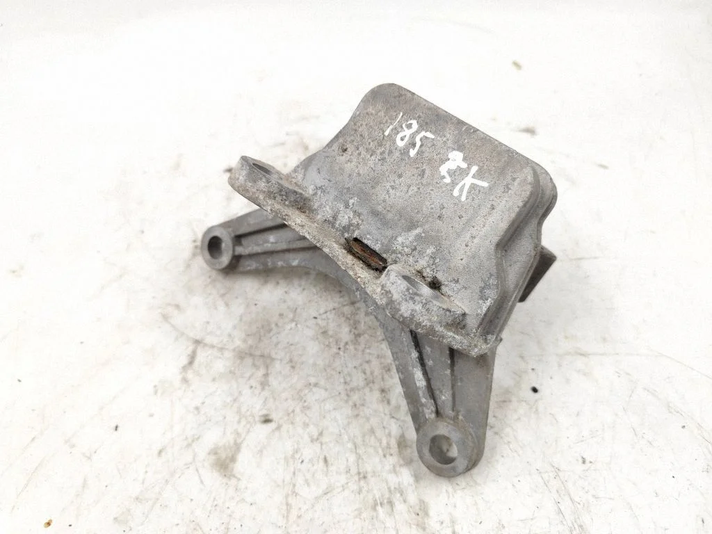 Engine mount bracket 51879600
