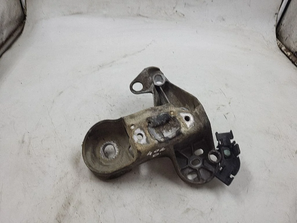 Engine mounting bracket 4B0199352B