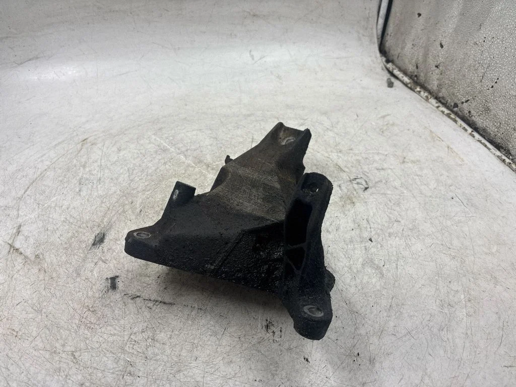 Engine mounting bracket 6760308