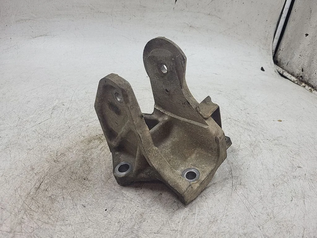 Engine mounting bracket