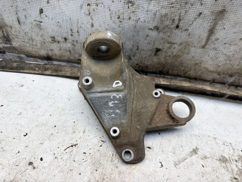 Mootori kinnituskronstein 8D0399114L