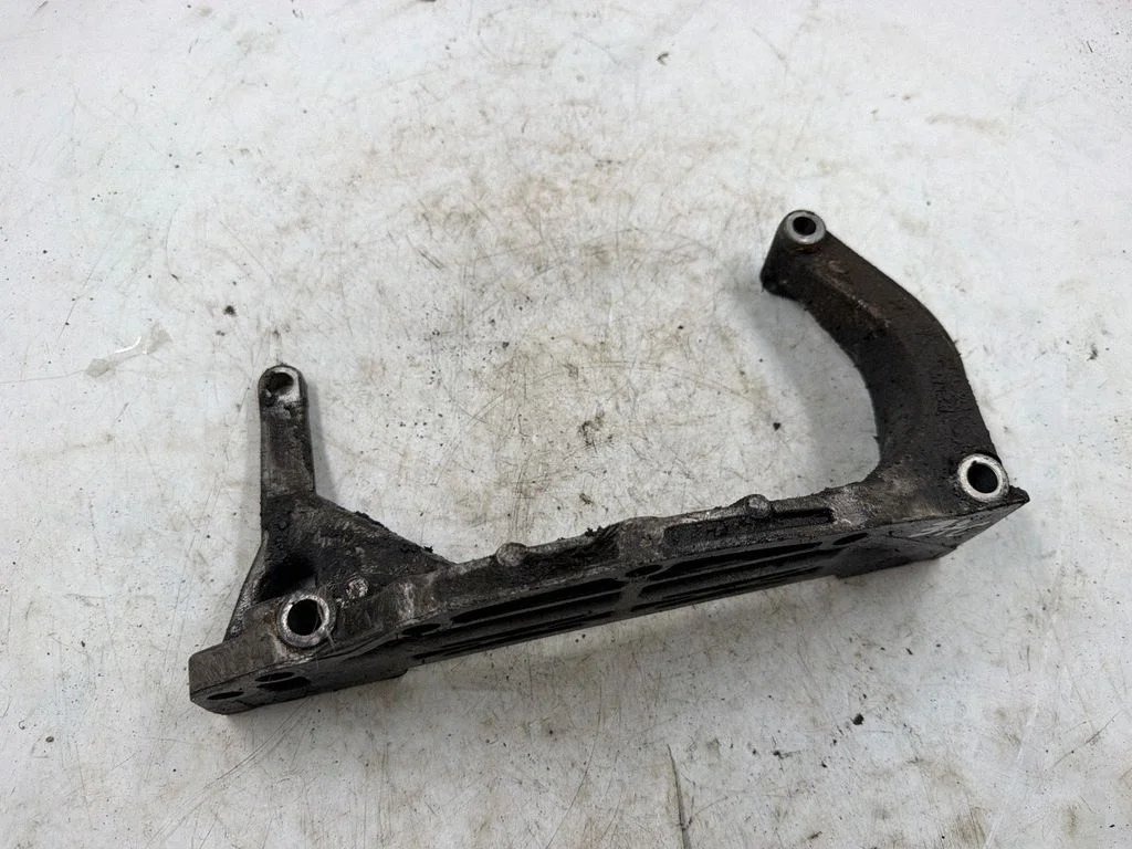 Engine mounting bracket 527870