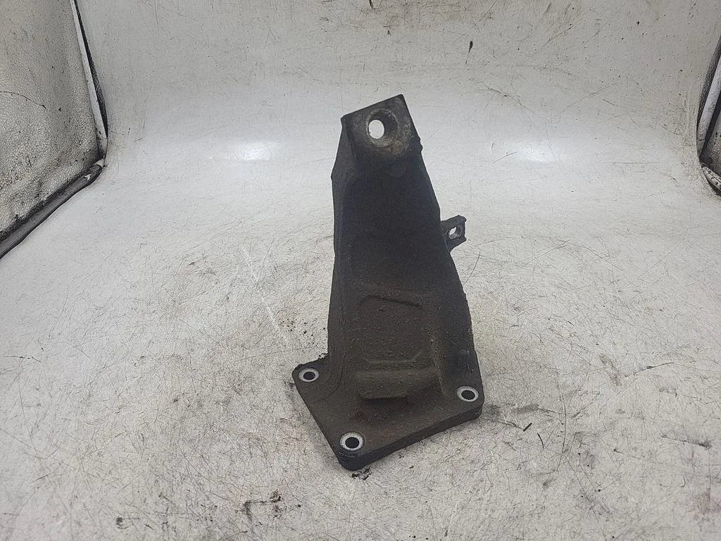 Engine mounting bracket 6754185