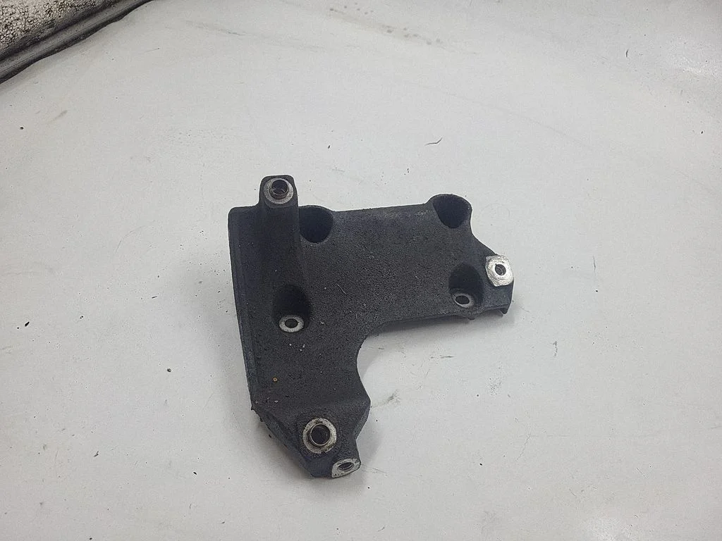 Engine mounting bracket 705980