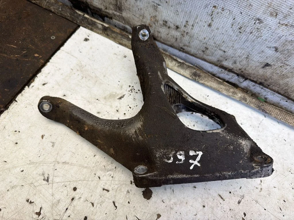 Dzinēja stiprinājuma kronšteins 7M0199307