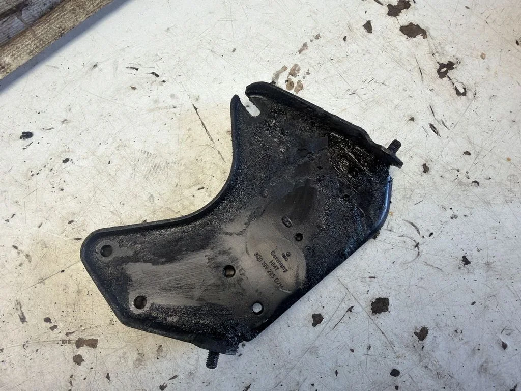 Engine mounting bracket 8D0199225D