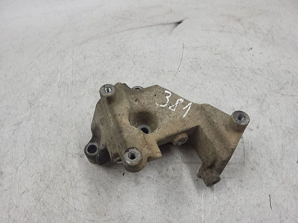 Engine mounting bracket