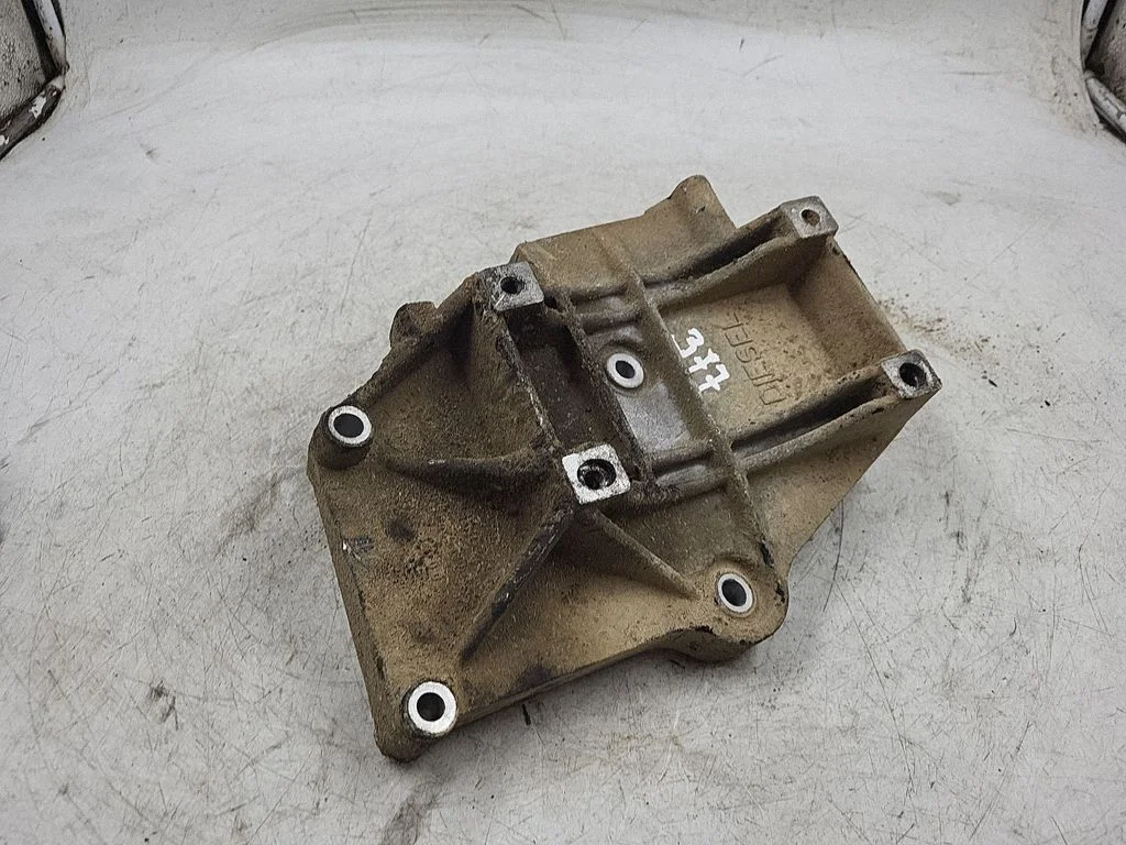 Engine mounting bracket