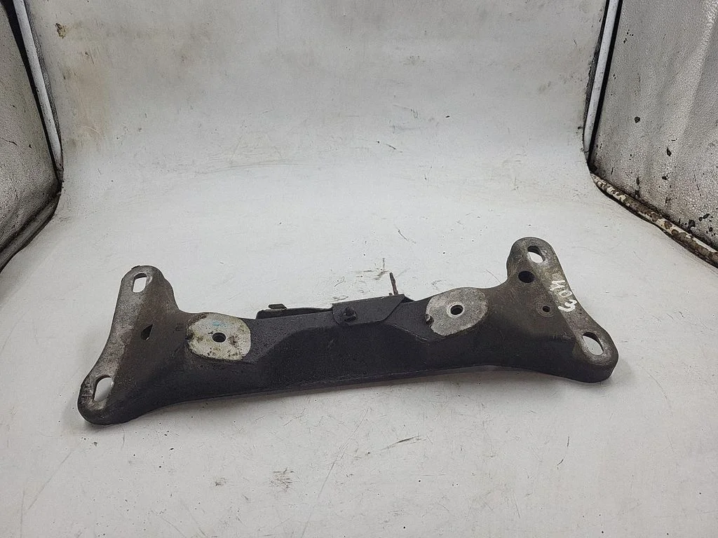 Engine mounting bracket