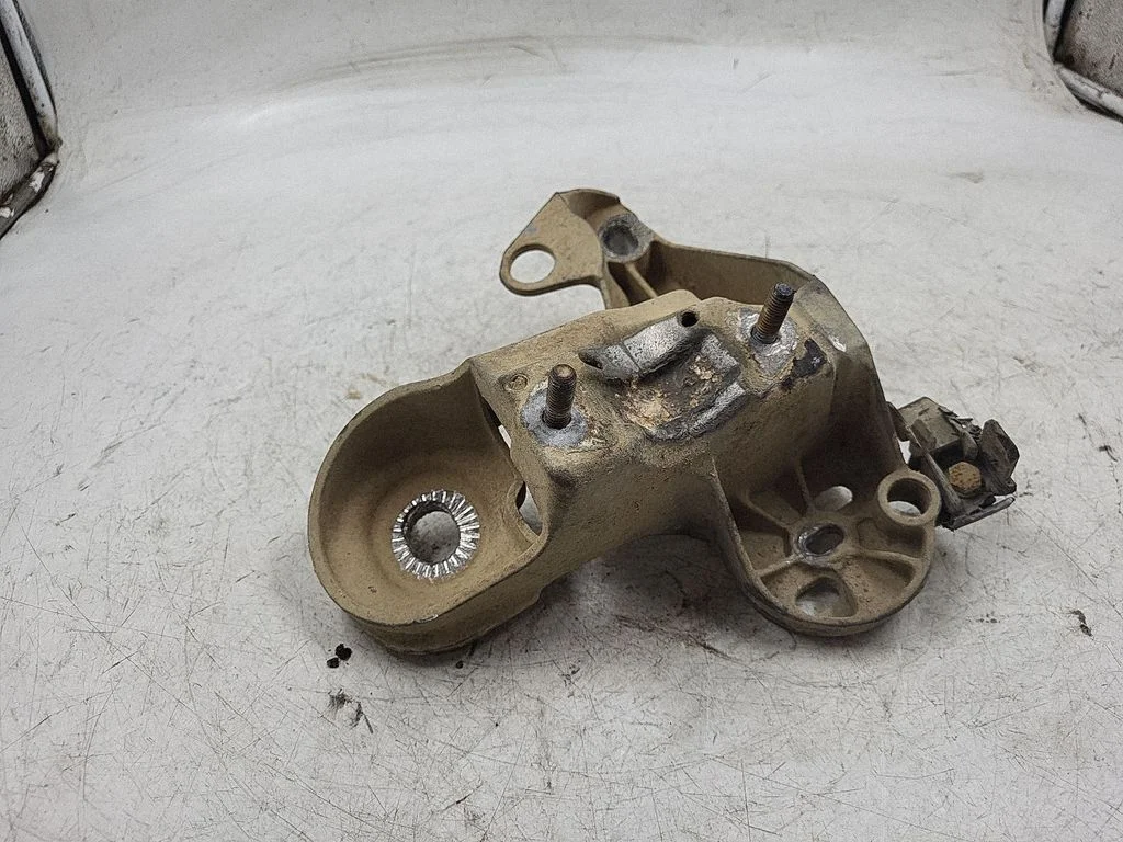 Engine mounting bracket 4B0199352