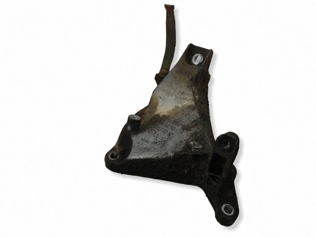 Engine mounting bracket