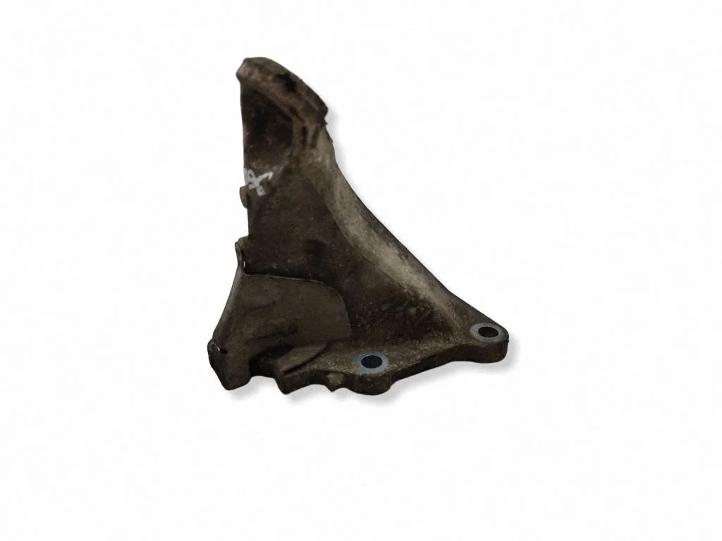 Engine mounting bracket