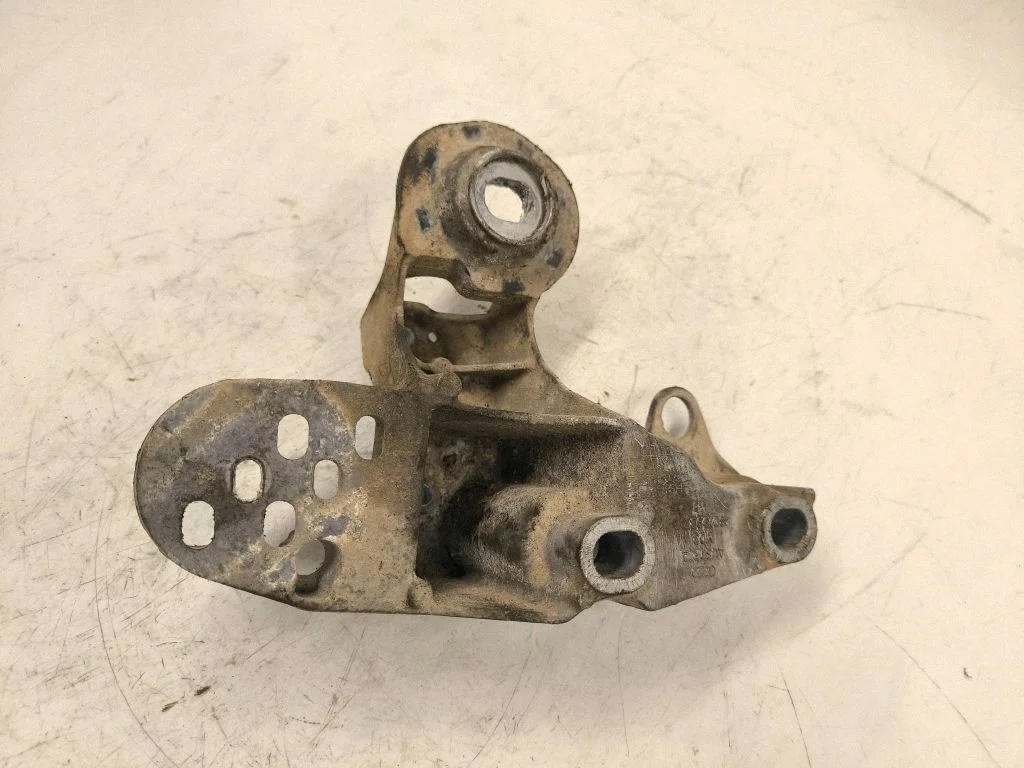 Engine mounting bracket 4B0199351