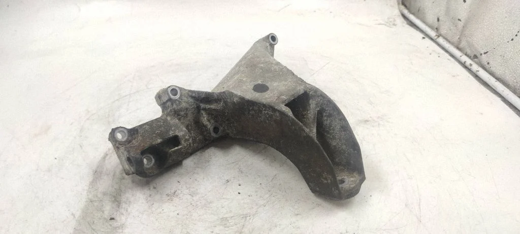 Engine mounting bracket 6753225