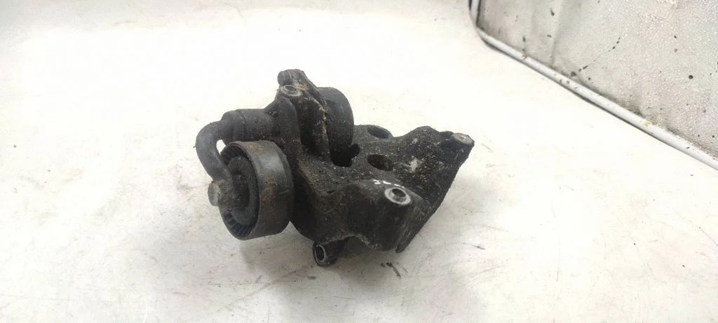 Engine mounting bracket