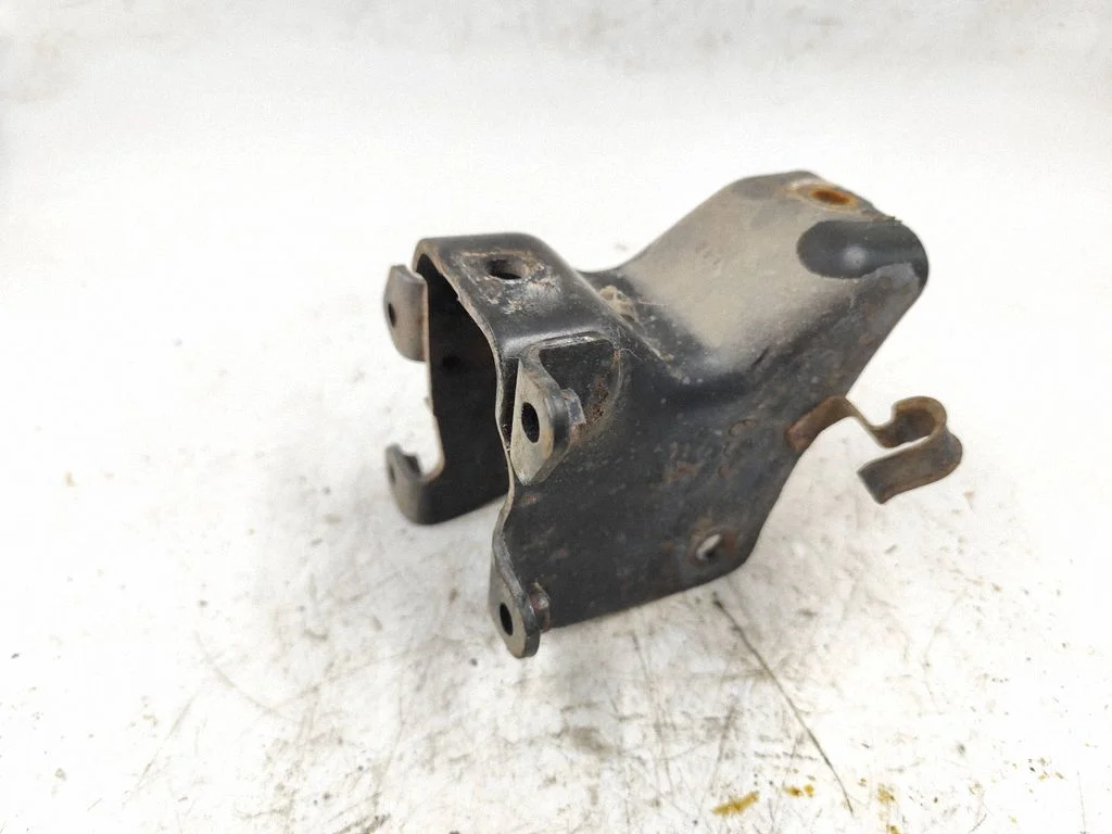 Engine mounting bracket