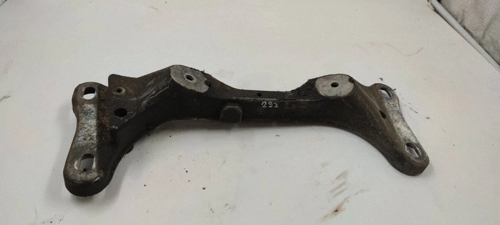Engine mounting bracket