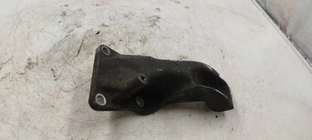 Engine mounting bracket 6753167