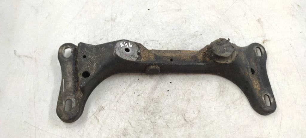 Engine mounting bracket