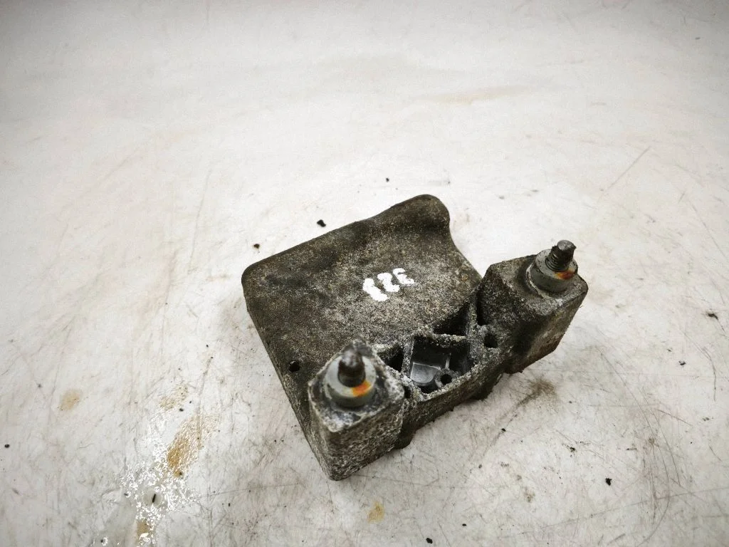 Engine mounting bracket – BMW 5 Series E60 E61 (2004-2010)