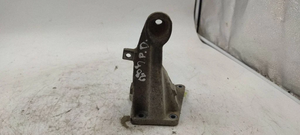 Engine mounting bracket 22111094652