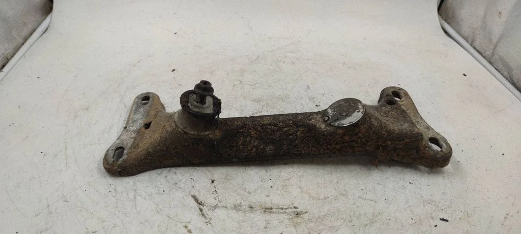 Engine mounting bracket