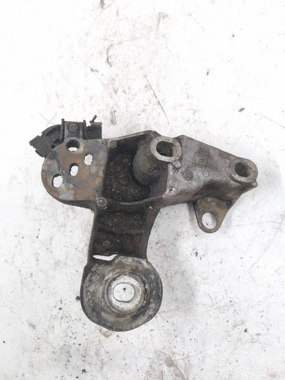 Dzinēja stiprinājuma kronšteins – Audi A4 S4 B5 8D (1994-1999)