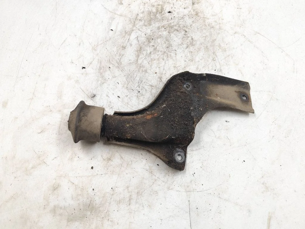 Engine mounting bracket 811199339A