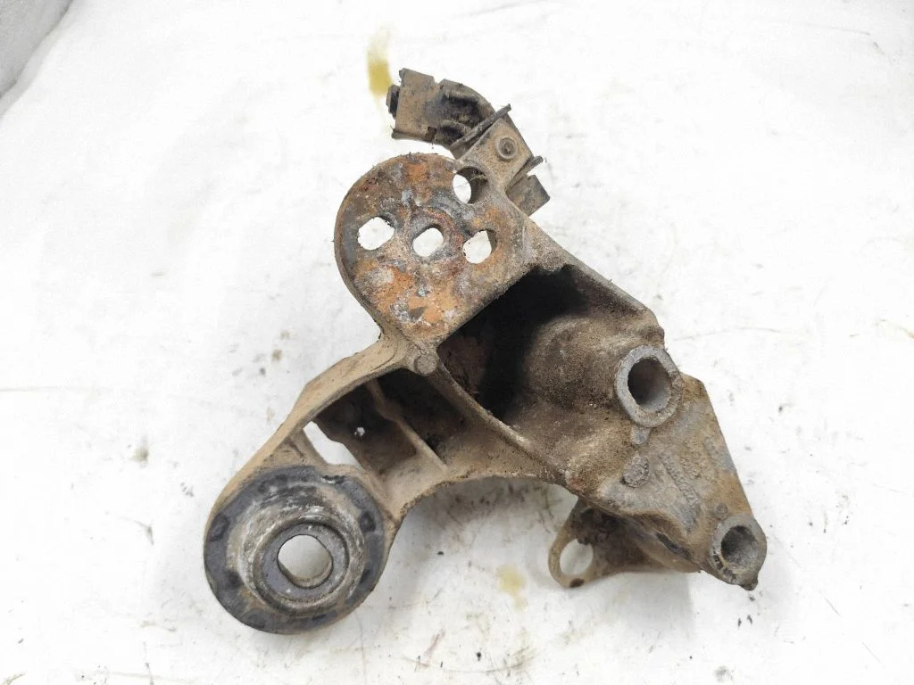 Engine mounting bracket 8D0199352H