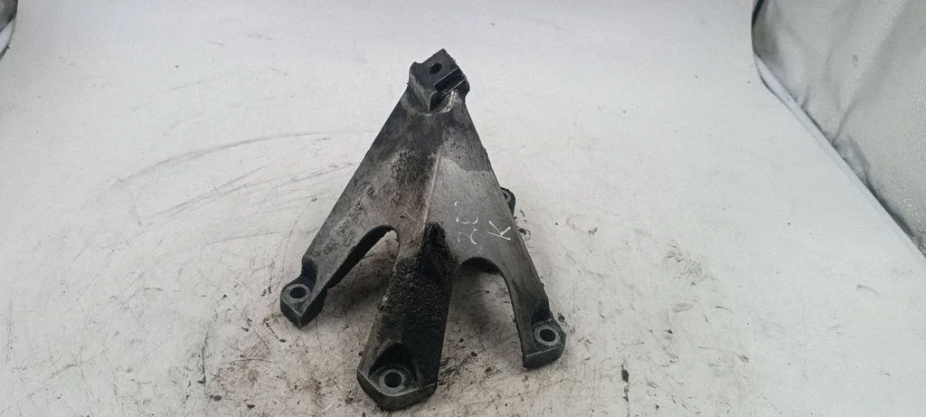 Engine mounting bracket 8E0199307F